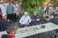 Jokowi Pakai Baju Berlogo...