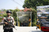 Polisi Tetapkan Pengirim...