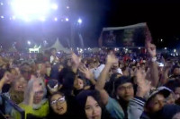 Ribuan Warga Padati...
