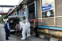Tim Medis Jemput Penumpang...