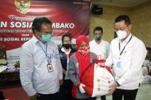 Mensos Serahkan Bantuan...