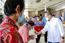 Ketua DPD Berikan THR...