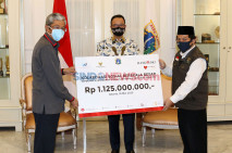 Bank DKI Serahkan Bantuan...
