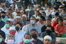 Warga Melaksanakan Salat...