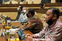Komisi II Raker dengan...