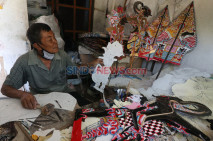 Perajin Wayang Karton...