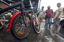 Pandemi COVID-19, Penjual...