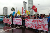 Mahasiswa Gelar Aksi...