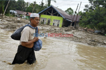 Ratusan Rumah Tertimbun...
