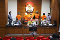 KPK Tahan Lima Tersangka...