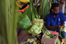 Pedagang Ketupat Raup...