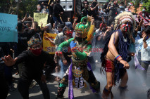 Pekerja Seni dan Hiburan...