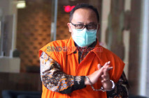 Tangan Diborgol, Eks...
