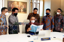 Bank Mandiri Salurkan...