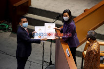 Fraksi Gerindra Sampaikan...