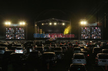 Menikmati Konser Drive-in...