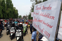 Mogok Kerja Buruh, Protes...