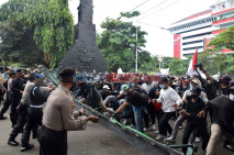 Massa Demo Tolak UU...
