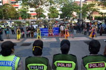 Warga Semarang Gelar...