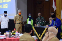 Masyarakat Jateng Deklarasi...