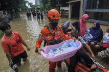 Luapan Kali Cikeas,...