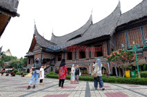 Wisatawan Padati TMII...