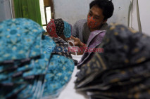 Masker Motif Batik Makin...