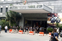 Puluhan Polisi Tunggu...