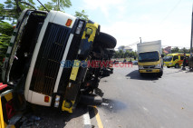 Truk Kontainer Bermuatan...