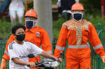 Patung Manekin Bermasker...