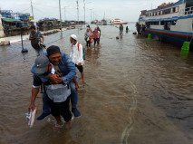 Banjir Rob Rendam Pelabuhan...