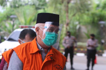Suap Pengadaan Barang,...