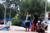 Warga Padati Pantai...