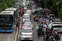 Ratusan Warga Antarkan...