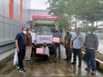 Pegawai BNI Salurkan...