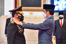 Jokowi Lantik Listyo...