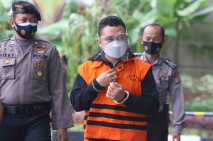 Tersangka Korupsi Bansos...