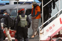 Tangan Diborgol dan...