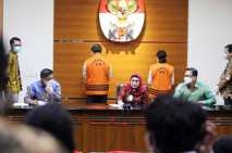 KPK Tahan 2 Tersangka...