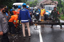 3 Tiang Listrik Roboh,...