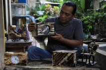 Di Tangan Perajin Ini,...