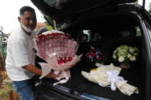Sayang Istri, Pria Ini...