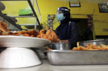 Warteg Ini Terapkan...