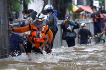 Potret Petugas Menggendong...