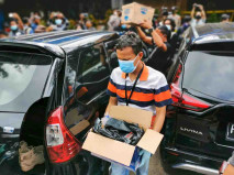 Polisi Bawa Dua Kardus...