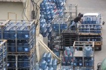 Konsumi Air Minum Kemasan...