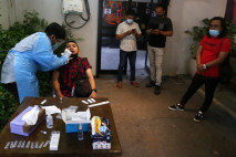 Masuk Kafe di Surabaya,...