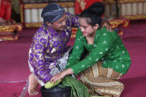 Merawat Tradisi, Seniman...