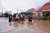 Banjir Rendam Ratusan...