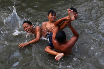 Tak Hiraukan Air Keruh,...